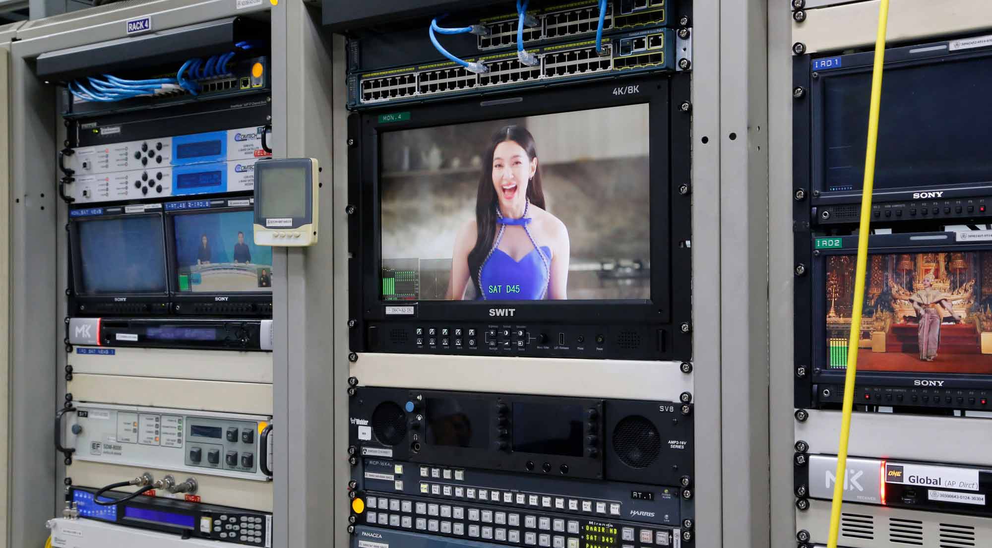 机架式 BM-U175 嵌入 19 英寸标准机柜，承担 4K 信号调度监看