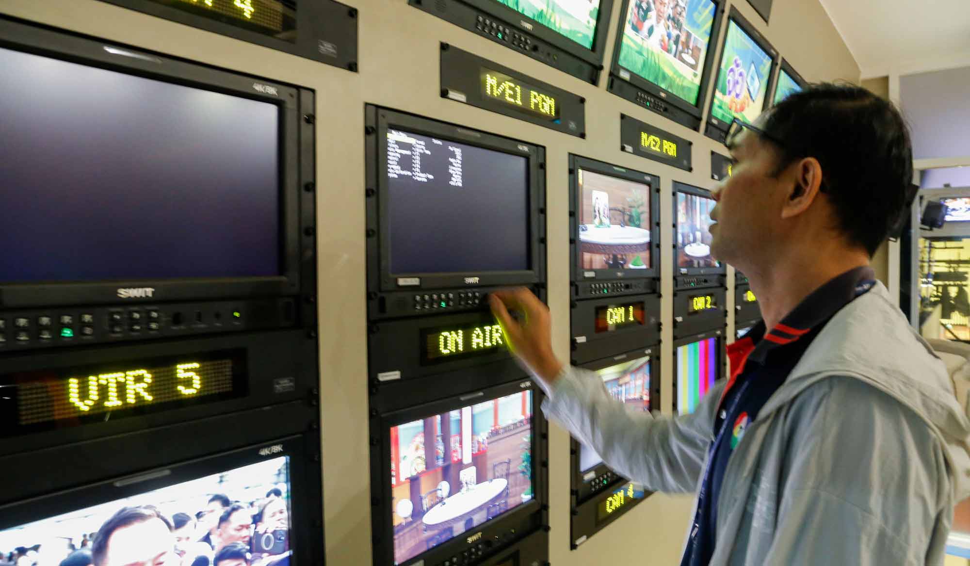 工程师在 SWIT 4K 监视器墙前完成日常监看与信号确认